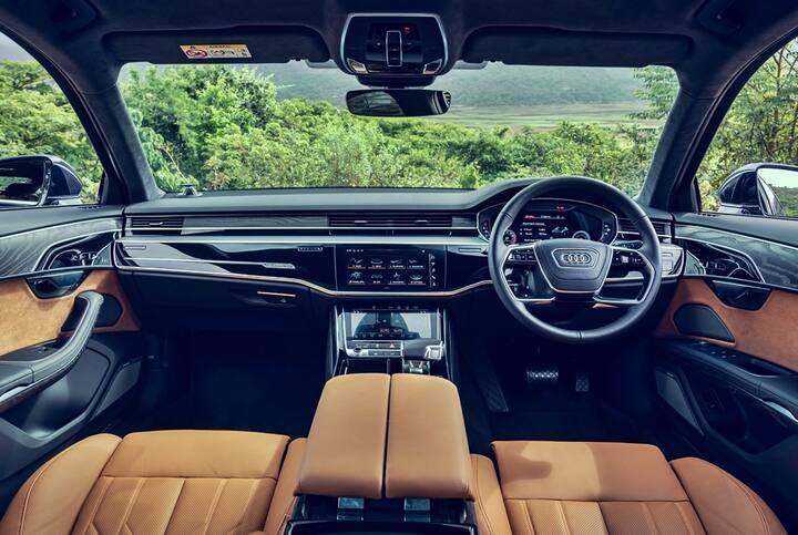 मागील स्टाईलमध्ये नवीन OLED टेल-लॅम्प्स मिळतात ज्यात ड्राईव्ह सिलेक्ट डायनॅमिक मोडद्वारे लाईट सिग्नेचर चेंजओव्हर आहे. यांसारख्या लक्झरी सेडानसह, नवीन येथे मागील 3-सीटर रिलॅक्सेशन पॅकेज आहे. ज्यामध्ये रीक्लिनर आहे आणि व्हिल स्टिअरिंग देखील आहे.