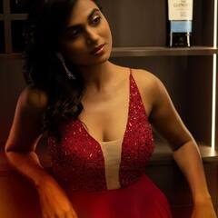 Ramya Pandian: அடி எதுக்கு உன்னை பாத்தேன்னு நினைக்க வைக்கிறியே…சிவப்பு கவுனில் கலக்கும் ரம்யா.!