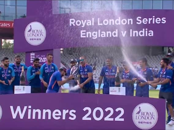 IND vs ENG ODI: शैम्पेन की बरसात के बीच अर्शदीप ने उठाई ट्रॉफी, टीम इंडिया ने ऐसे मनाया जीत का जश्न