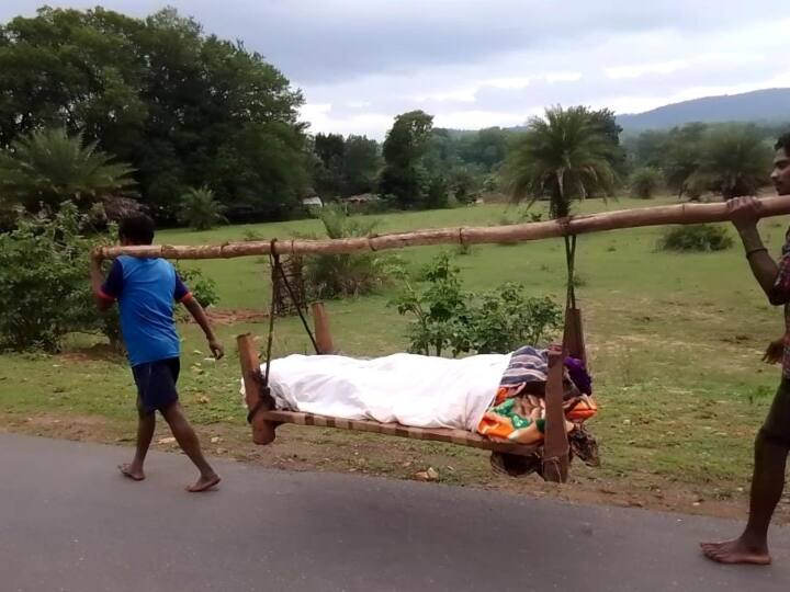 Dantewada News: मौत के बाद भी गरीबी ने नहीं छोड़ा पीछा! पैसे की किल्लत के चलते शव के साथ 10 किमी पैदल चला परिवार Dantewada villagers walked 10 KM by carrying the dead body on the cot ANN Dantewada News: मौत के बाद भी गरीबी ने नहीं छोड़ा पीछा! पैसे की किल्लत के चलते शव के साथ 10 किमी पैदल चला परिवार