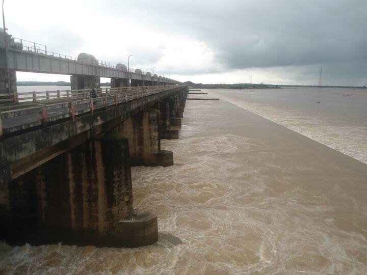 Godavari Flood Elevation in Receding Slightly Godavari Floods: స్వల్పంగా తగ్గుతున్న గోదావరి వరద ఉద్ధృతి, ఇపట్టికీ జలదిగ్బంధంలోనే పలు గ్రామాలు!