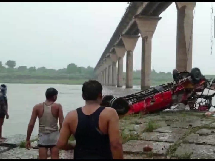 MP News Bus Fell In Narmada River In Dhar Two Passengers Evacuated ANN |  Madhya Pradesh Bus Accident : इंदौर से पुणे जा रही बस नर्मदा में गिरी, 13  यात्रियों की मौत,