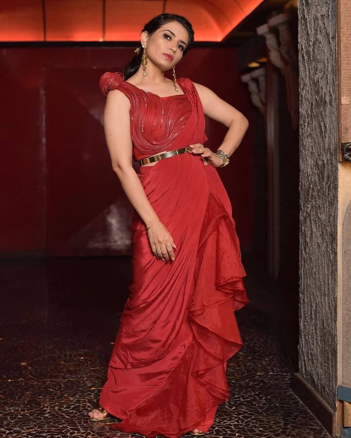 प्रिया आहूजा कोई भी आउटफिट क्यों ना पहनें, उन्हें अच्छे से पता है कि लाइमलाइट कैसे बटोरी जाती है.