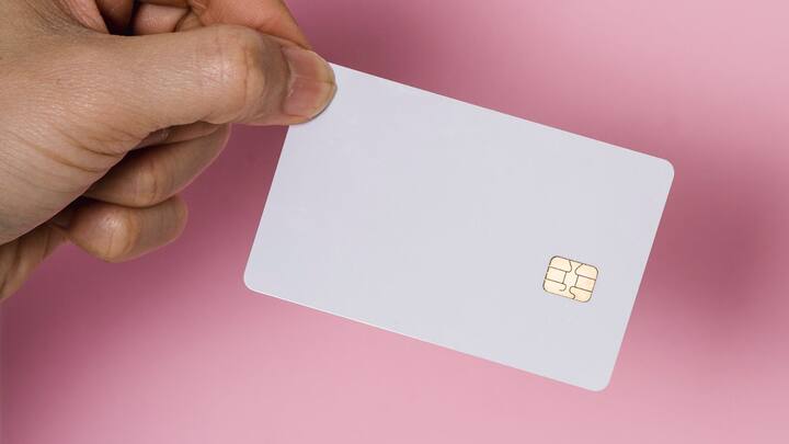 ভারতে এখন ৫জি স্মার্টফোনের রমরমা। পরিষেবা চালু না হলেও ৫জি নেটওয়ার্ক সাপোর্ট করবে এমন ফোন দেশের বাজারে ছেয়ে গিয়েছে। ৪জি ফোনের তুলনায় দামও বেশ খানিকটা, অন্তত হাজার তিনেক তো বেশি বটেই। আর এইসব স্মার্টফোনের সঙ্গে সিম কার্ডের দুনিয়াতেও আধিপত্য জমিয়েছে হাতেগোনা কয়েকটি সংস্থা।