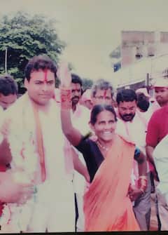 In Pics: కేటీఆర్‌ను హత్తుకుంటున్న ఈ సత్తెమ్మ ఎవరు? ప్రకటించిన కేటీఆర్, చెయ్యి పట్టుకొని నడిచేంత చనువు - అసలు ఎవరీమె?