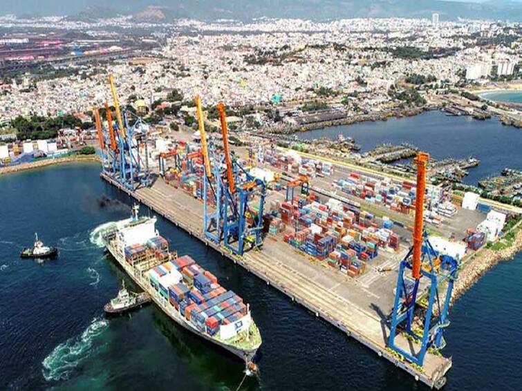 Fishing Boats Were Held at Vizag Fishing Harbor Duet to Heavy Rains Visakha Harbor: వర్షాల కారణంగా విశాఖ హార్బర్ లో నిలిచిపోయిన బోట్లు..! 