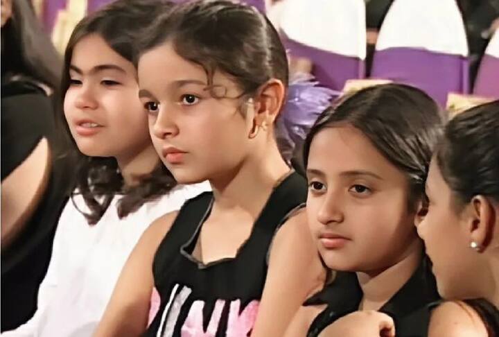 આલિયા ભટ્ટે બાળપણમાં જ 1999માં આવેલી ફિલ્મ સંઘર્ષમાં પ્રિતિ જીંટાના બાળપણનો રોલ કર્યો હતો.