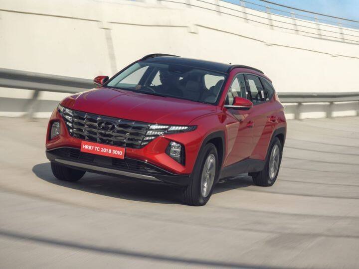 Hyundai ची नवीन कार एकाहून एक अशा जबरदस्त फीचर्सने भरलेली आहे. यात तुम्हाला एक मोठा पॅनोरामिक सनरूफ, ड्युअल झोन क्लायमेट कंट्रोल, कनेक्टेड कार टेक आणि बरेच फीचर्स मिळेल. यात हीटिंग आणि कूलिंगसह ड्युअल पॉवर सीट्स आहेत. तसेच यात 64 कलर अॅम्बियंट लाइटिंग, मल्टी एअर मोड म्हणजे हवेचा प्रवाह मल्टिपल व्हेन्स, 8-स्पीकर BOSE ऑडिओ सिस्टम, अलेक्सा/ Google Voice असिस्टंट, OTA अपडेट्स, इन्फोटेनमेंट सिस्टमसाठी मल्टी लँग्वेज आणि बरेच काही मिळते.