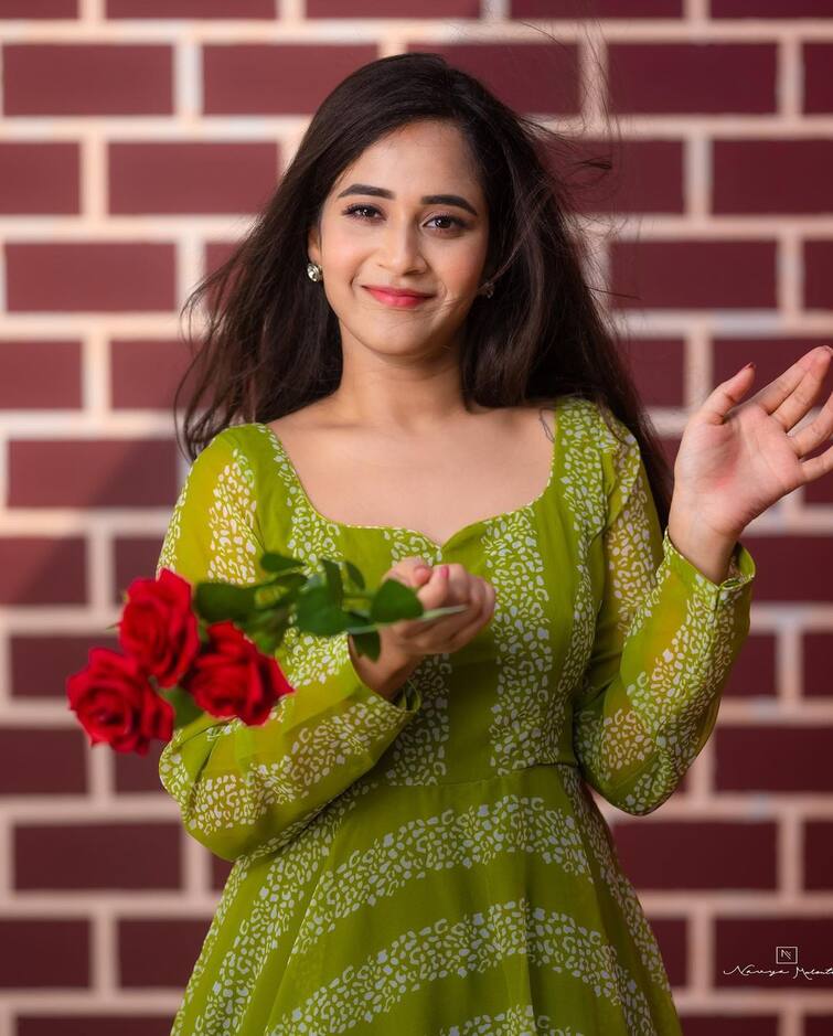 Actress Deepthi sunaina: பச்சை நிறமே பச்சை நிறமே...நடிகை தீப்தி சுனைனாவின் க்யூட் போட்டோஸ் !
