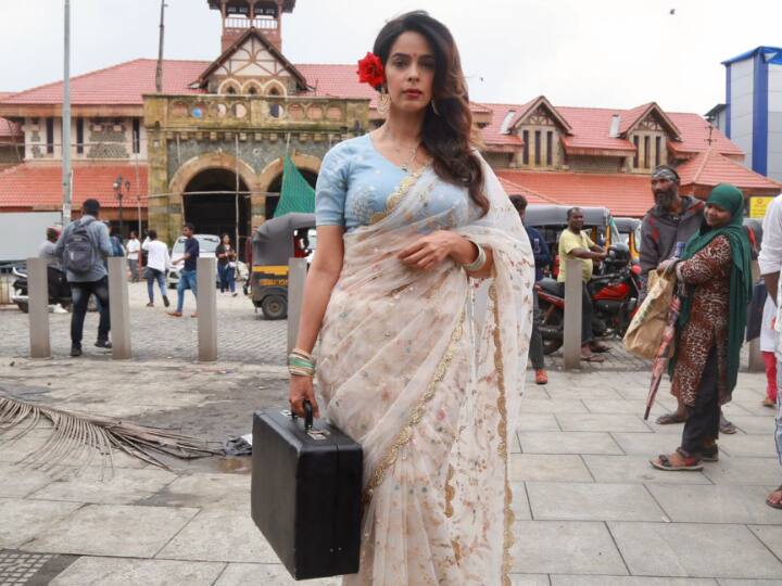 Mallika Sherawat Aka Gulabo Goes To Bandra Station In Search Of Mahboob From RK/Rkay Mallika Sherawat Aka Gulabo Goes To Bandra Station In Search Of Mahboob From RK/Rkay