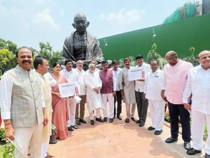 TRS MPs Continue Protests Against Price Rise & Inflation After Parliament Adjourned Over Same Issue TRS MPs Continue Protests Against Price Rise & Inflation After Parliament Adjourned Over Same Issue