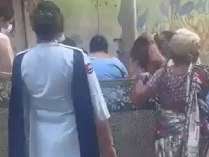 Safdarjung Hospital: साड़ी के घेरे में महिला की डिलीवरी मामले में एक्शन, पांच डॉक्टर्स ड्यूटी से हटाए गए Safdarjung Hospital viral video Five doctors removed from duty Safdarjung Hospital: साड़ी के घेरे में महिला की डिलीवरी मामले में एक्शन, पांच डॉक्टर्स ड्यूटी से हटाए गए
