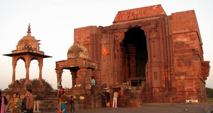 Sawan 2022: सावन का महीना है और भोले के भक्तों का उत्साह देखते ही बन रहा है. सड़कों पर कांवड़ियों का सैलाब है तो शिवालयों में शिवभक्त उमड़ रहे हैं. आज आपको मध्य प्रदेश (Madhya Pradesh) के एक ऐसे शिव मंदिर की जानकारी देंगे जो भक्तों के लिए विशेष मान्यता रखता है. राजधानी भोपाल (Bhopal) से 23 किलोमीटर दूरी पर मौजूद भोजपुर के शिव मंदिर में सावन के महीने में लाखों श्रद्धालु दर्शन के लिए पहुंचते हैं. यहां भोलेनाथ का फूलों से श्रृंगार किया जाता है. इस बार सावन के पहले सोमवार पर करीब एक लाख से ज्यादा शिवभक्त भोजपुर मंदिर में दर्शन के लिए पहुंचे.