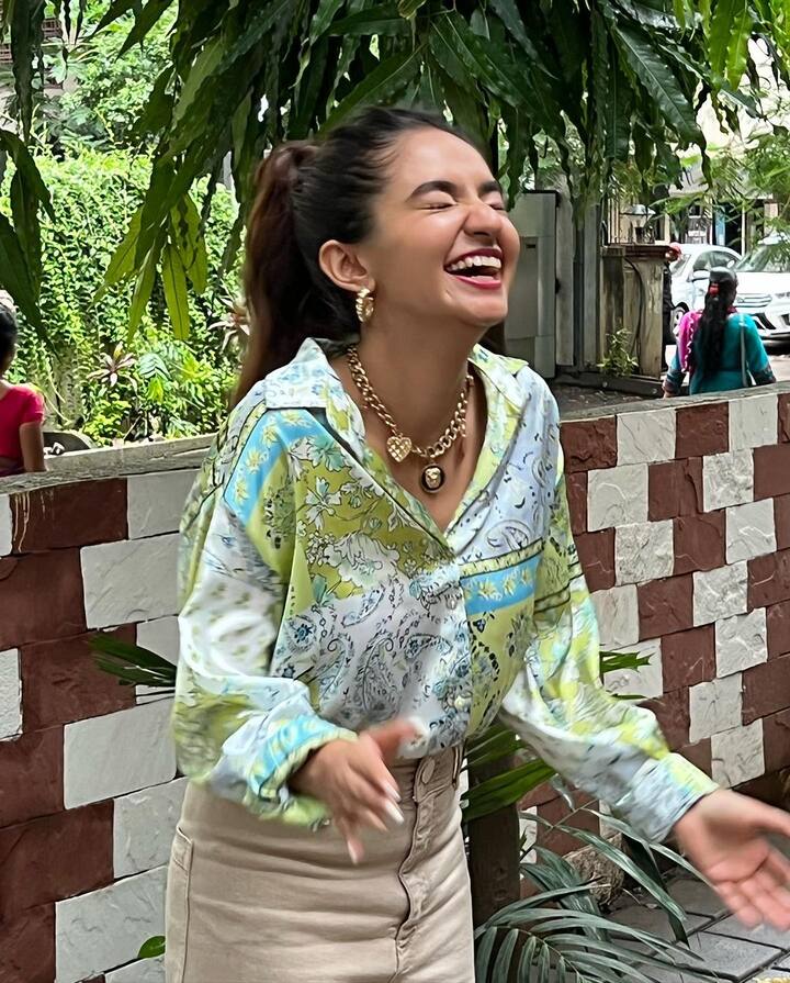अनुष्का ने सोशल मीडिया पर तस्वीरें शेयर कर अपनी एक्साइटमेंट जाहिर की है, मल्टीकलर शर्ट और बेज कलर के पैंट में वह काफी क्यूट लग रही हैं.