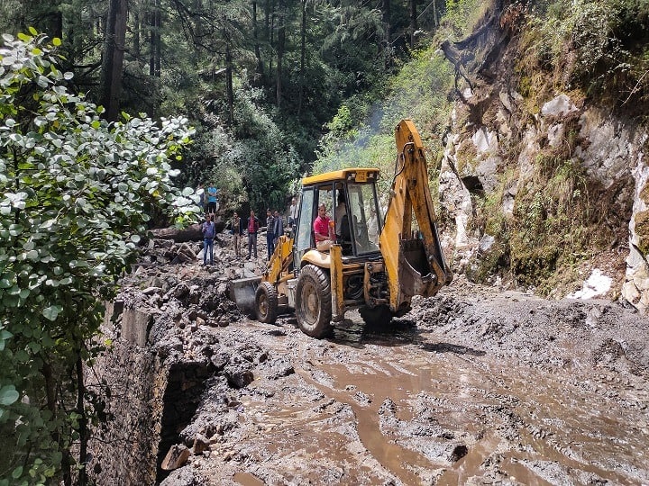 Cloudburst in Himachal Pradesh Kinnaur damage several houses and vehicles Cloudburst: हिमाचल प्रदेश के किन्नौर में बादल फटने से भारी तबाही, घरों को छोड़ सुरक्षित जगहों पर भागे लोग, मलबे में दबी गाड़ियां