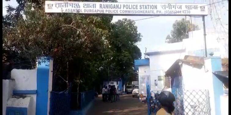 2 parties clash in Raniganj college, 2 students suffered head injuries West Burdwan: রানিগঞ্জে কলেজে ২ পক্ষের সংঘর্ষ, মাথা ফাটল ২ ছাত্রের