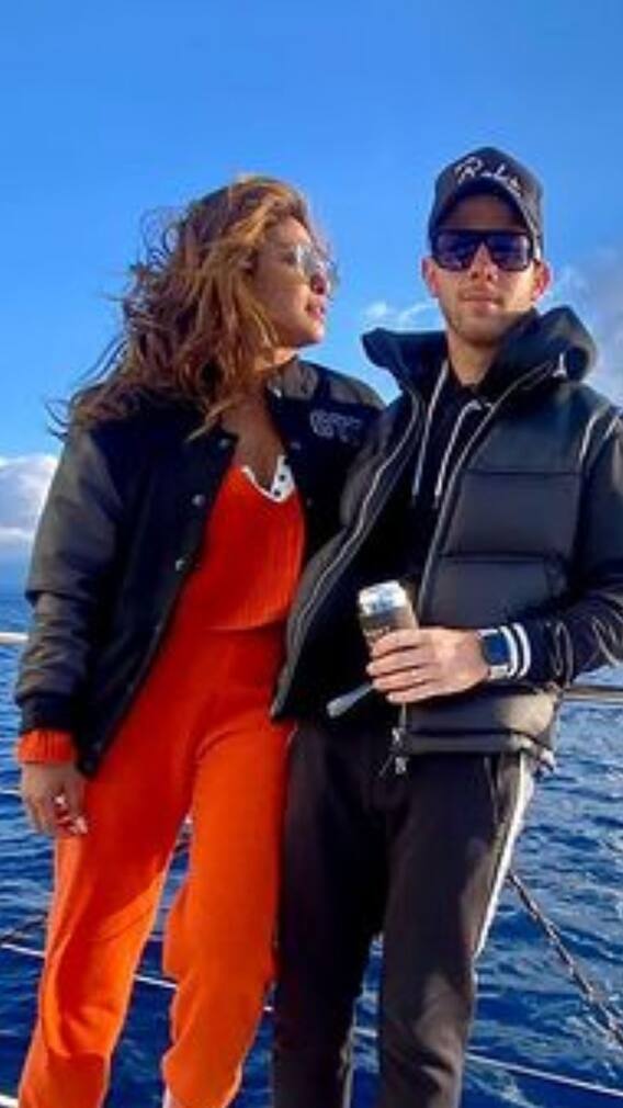 পাশে উত্তাল সমুদ্র, ঠোঁটে ঠোঁট নিক-প্রিয়ঙ্কার