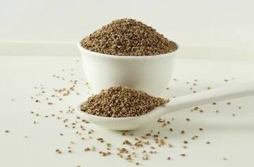 અજમાનો રસોડામાં ઉપયોગ આપણા વ્યંજનનામાં મસાલા તરીકે થાય છે પરંતુ તે સ્વાસ્થ્ય માટે પણ હિતકારી છે. જેના ઉપયોગથી શરદી, ઉધરસ સહિતની કેટલીક બીમારીથી છૂટકારો મળે છે.   તો આપ જાણીએ કેવી રીતે તેનો ઉપયોગ કરવાથી સ્વાસ્થ્યને શું લાભ થાય છે.  અજમાની પ્રકૃતિ ગરમ છે, જેથી શિયાળીની  સિઝનમાં તેના ઉપયોગની સલાહ અપાઇ છે.