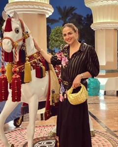 Esha Deol Photos: अक्‍सर साड़ी में नजर आने वालीं ‘ड्रीम गर्ल’ हेमा मालिनी का ये लुक देखा क्या‍?