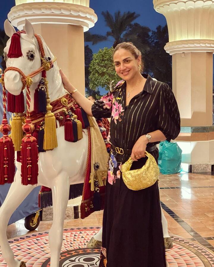 ‘धूम’गर्ल के नाम से मशहूर ईशा देओल (Esha Deol) एक बार फिर अपनी तस्वीरों को लेकर चर्चा में हैं, क्योंकि इनमें वह ‘शोले’ की ‘बसंती’ यानी अपनी खूबसूरत मां हेमा मालिनी (Hema Malini) के साथ नजर आ रही हैं.