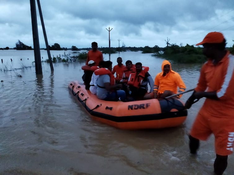 NDRF And APSRDF Rescue Teams Helping to Flood Victims  Rescue Teams: వ‌రద ప్రాంతాల్లో ఎన్డీఆర్ఎఫ్, ఏపీఎస్ఆర్డీఎఫ్ సేవ‌లు, ఎంత మందిని కాపాడారంటే?