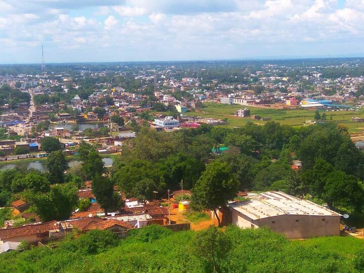 प्रशासन द्वारा महामाया पहाड़ को विकसित करने के बाद यह लोगों के आकर्षण का केंद्र बन चुका है. ऑक्सीजन पार्क में खुबसूरत फूल पौधों के साथ बच्चों के मनोरंजन के लिए झूले लगाए गए हैं. पहाड़ के ऊपर बने वॉच टावर के ऊपर से पूरे अम्बिकापुर शहर का नजारा बेहद खूबसूरत दिखता है.