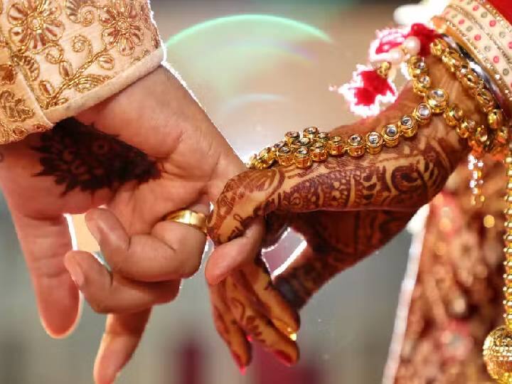 2 youths who kidnapped a 17 year old girl and married in dharmapuri தருமபுரி: முதலில் திருப்பூர்.. பின்னர் ஓசூர்..! 17 வயது சிறுமியை கடத்தி திருமணம் செய்த இருவர்!