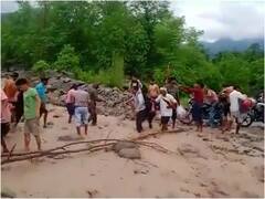 Champawat: नाले में स्कूल बस के बह जाने के बाद टनकपुर-पूर्णागिरी मार्ग तीन दिनों के लिए बंद, बीच रास्ते में फंसे श्रद्धालु