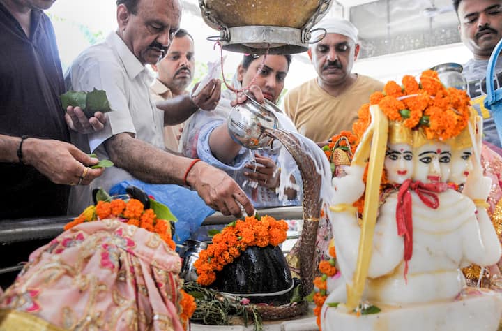 বলা হয় শ্রাবণ মাস মহাদেবের মাস। এই মাসের জন্য অপেক্ষা করে থাকেন তাঁর অগণিত ভক্ত। ১৮ জুলাই ছিল শ্রাবণ মাসের প্রথম সোমবার। আর এদিন সারা ভারতে পুজো করা হয় মহাদেবের। অমৃতসরেও দেখা গেল সেই ছবি। ছবি: পিটিআই