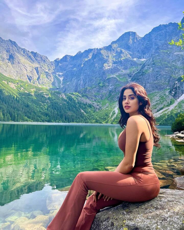 डोंगरांच्या मध्यभागी नदीच्या काठावर बसून अभिनेत्री फोटो पोज देत आहे. या फोटोंमध्ये तिने चॉकलेटी रंगाची पँट आणि टॉप परिधान केली आहे.