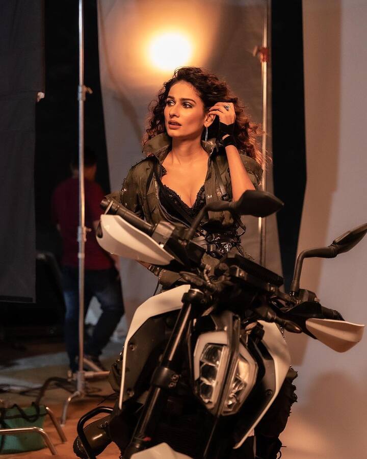 अनेरी वजानी की गिनती टीवी की सबसे फिट और खूबसूरत एक्ट्रेस में होती है. खतरों के खिलाड़ी शो में खतरनाक स्टंट कर उन्होंने अपना दमखम दिखाया.