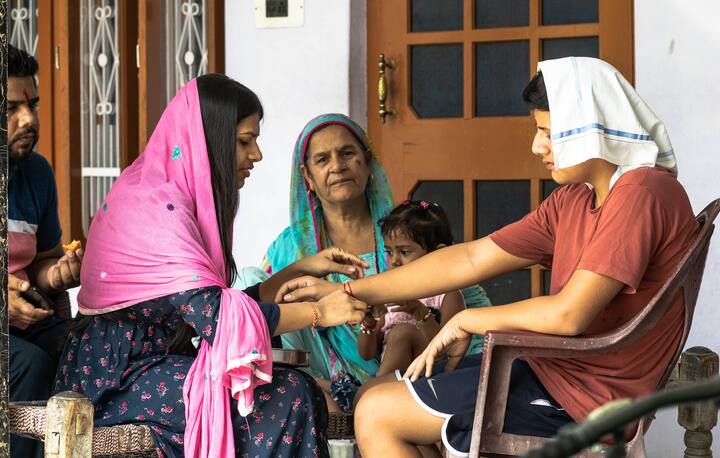 দাদা বা ভাইয়ের রাখী পরিয়ে দীর্ঘায়ু কামনাই এই উৎসবের মূল বৈশিষ্ট্য। তবে বাংলায় মৈত্রী উৎসব হিসেবেও উদযাপিত হয় এটি।
