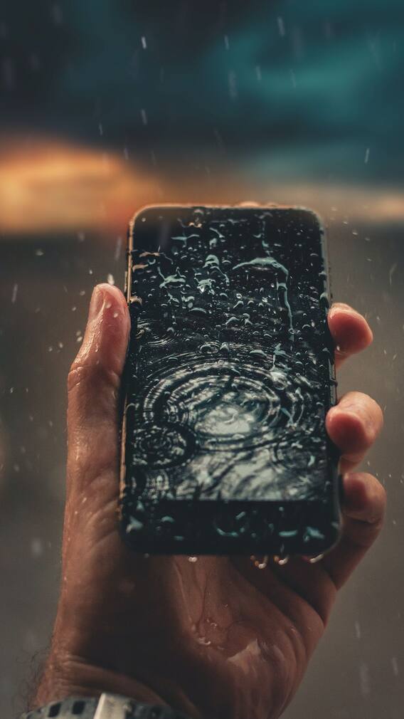 বর্ষার মরশুমে কীভাবে সুরক্ষিত রাখবেন আপনার ফোন, ল্যাপটপ ও অন্যান্য গ্যাজেট