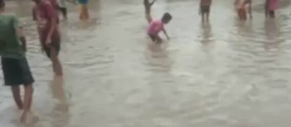 Vadodara: વાઘોડિયા શહેરના રસ્તા પર કેડસમા ભરાયા પાણી, ભૂલકાઓએ માણી વરસાદી પાણીની મજા