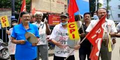 Siliguri: শিলিগুড়িতে থালা বাজিয়ে মূল্যবৃদ্ধির অভিনব প্রতিবাদ সিপিআই-র