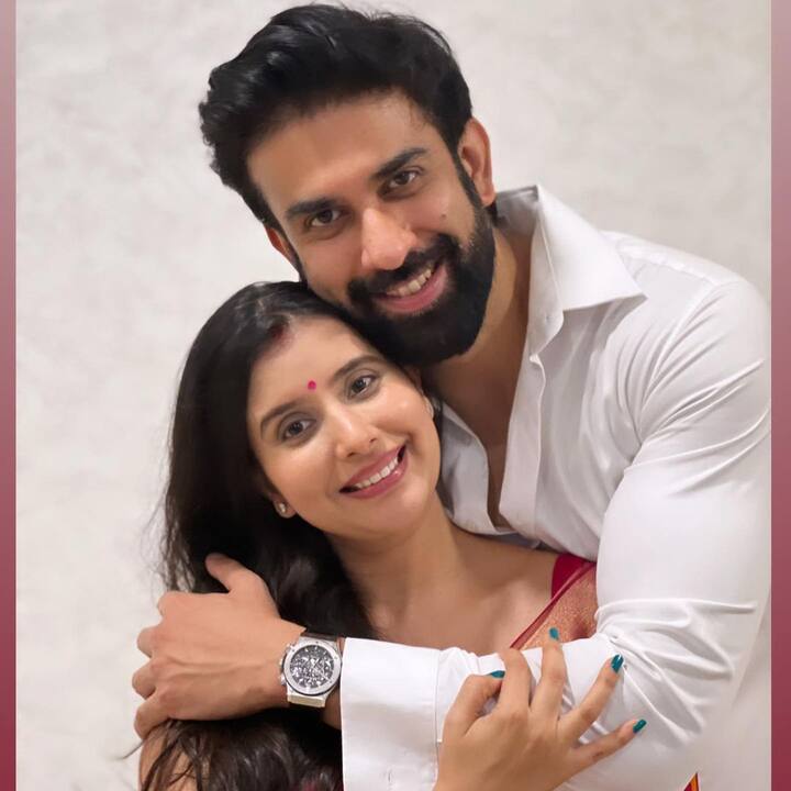 ईटाइम्स को दिए एक इंटरव्यू में राजीव ने कहा कि मीडिया में ये कहा गया कि मेरी बहन ने मुझे इंस्टाग्राम पर अनफॉलो कर दिया है. जब्कि ये खबर पूरी तरह झूठ है.