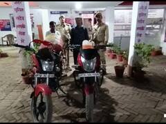 Pratapgarh: अवैध शराब के ढक्कन करते थे सरकारी दुकानों में सप्लाई, पुलिस ने दो आरोपियों को किया गिरफ्तार