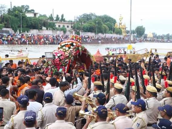 પંડિત રામ ગુરુના જણાવ્યા મુજબ, રાજાધિરાજ ભગવાન મહાકાલ સ્વયં મંદિરમાં ન પહોંચી શકતા ભક્તો અથવા પશુ-પક્ષીઓને દર્શન આપવા માટે શહેરની યાત્રા પર જાય છે. આ પરંપરા અનાદિ કાળથી ચાલી આવે છે. પંડિત રામ ગુરુના કહેવા પ્રમાણે શ્રાવણ મહિનામાં ચારે બાજુ હરિયાળી હોય છે. આ દરમિયાન, ખુશનુમા વાતાવરણમાં, રાજાધિરાજ લોકોને આશીર્વાદ આપવા માટે શહેરની મુલાકાતે જાય છે. જગ્યાએ જગ્યાએ ભગવાન મહાકાલની પૂજા કરવામાં આવે છે અને મનની ઈચ્છા પણ ભક્તો દ્વારા વ્યક્ત કરવામાં આવે છે.
