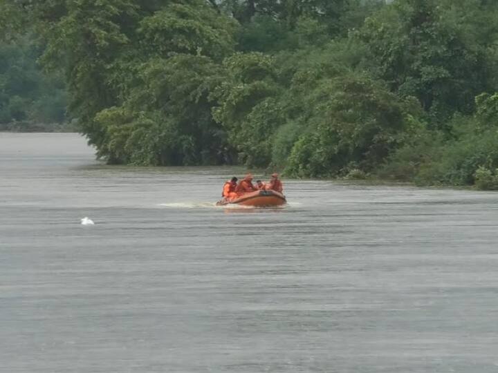 इसमें जो जानकारी निकल कर सामने आ रही है उसके मुताबिक दुर्ग-राजनांदगांव के बीच पुलगांव में शिवनाथ नदी पर बने बड़े पुल की जगह छोटी पुल से नदी पार करने के चक्कर में कार सवार बह गए. तेज बहाव में उनकी कार डूब गई. सूचना मिलने के बाद पुलगांव पुलिस मौके पर पहुंची और रेस्क्यू ऑपरेशन चलाया जा रहा है.