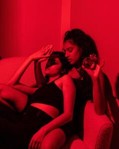 PHOTO : ना कुठलं बंधन, ना कुठली सीमा! अंजली-सुफीच्या प्रेमाची जगभरात चर्चा