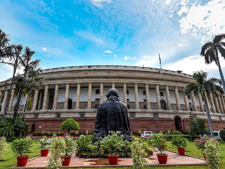 Parliament Monsoon Session congress will protest against inflation at parliament premises Parliament Session: संसदेच्या पावसाळी अधिवेशनाचा आज दुसरा दिवस; महागाईविरोधात संसदेच्या प्रांगणात काँग्रेस करणार आंदोलन