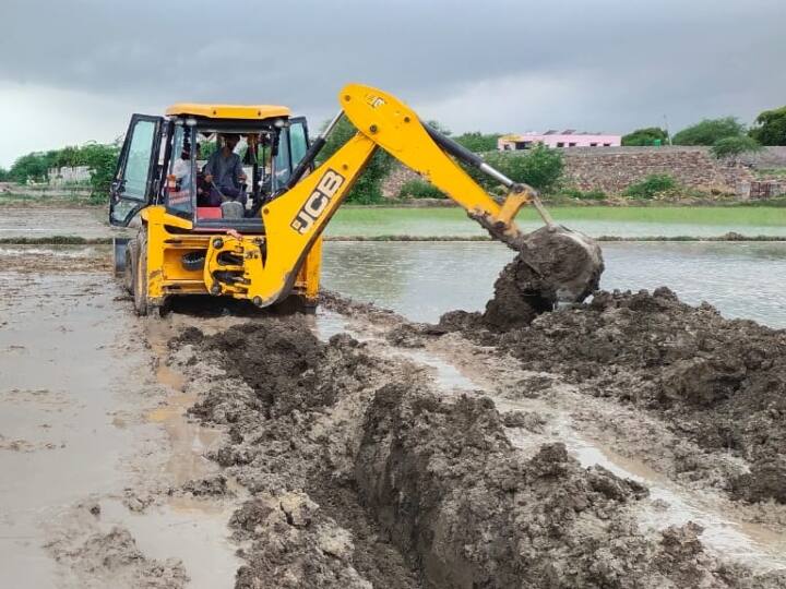 Bundi News: बूंदी के इस गांव में 45 बीघा जमीन पर बनेगा तालाब, करीब एक करोड़ रुपये आएगी लागत Bundi pond will be built on 45 bighas of land 1 crore spent to made pond ANN Bundi News: बूंदी के इस गांव में 45 बीघा जमीन पर बनेगा तालाब, करीब एक करोड़ रुपये आएगी लागत