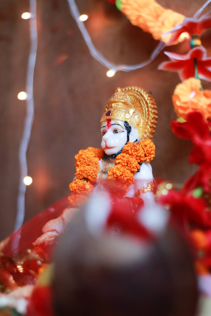 এছাড়াও হনুমানজির নামে মঙ্গলবার গ্রহশান্তিও করাতে পারেন। লাড্ডুতে তুলসী পাতা দিয়ে হনুমান মন্দিরে ভোগ নিবেদন করুন। কথিত আছে বজরঙ্গবলী লাড্ডু খুব পছন্দ করেন। এই প্রতিকার গ্রহ শান্তির জন্য উপকারী বলে মনে করা হয়।