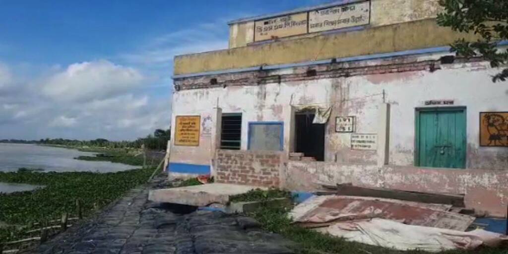 Hooghly Primary School: ভাঙনের কবলে প্রাথমিক বিদ্যালয়, হাইকোর্টে স্বতঃপ্রণোদিত মামলা দায়েরের নির্দেশ বিচারপতির Due to the destruction of the primary school, the judge ordered to file a suo motu case in the High Court Hooghly Primary School: ভাঙনের কবলে প্রাথমিক বিদ্যালয়, হাইকোর্টে স্বতঃপ্রণোদিত মামলা দায়েরের নির্দেশ বিচারপতির