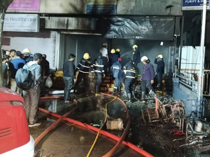 pune seven electric two-wheelers gutted in a fire at a showroom after overcharging Pune News: पुणे के एक शोरूम में आग लगने से सात इलेक्ट्रिक टू-व्हीलर जलकर खाक, अधिक चार्ज हो जाने से हुआ हादसा