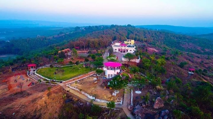 अम्बिकापुर का खूबसूरत ऑक्सीजन पार्क इन दिनों गुलजार है. हर दिन सैकड़ों लोग ऑक्सीजन पार्क में प्रकृति के बीच अपना समय बिताने पहुंच रहे हैं.