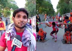 Kanwar Yatra 2022: कांवड़ यात्रा में दिखा कलियुग का श्रवण कुमार, मां-बाप को कंधे पर बिठाकर ला रहा युवक, देखिए तस्वीरें