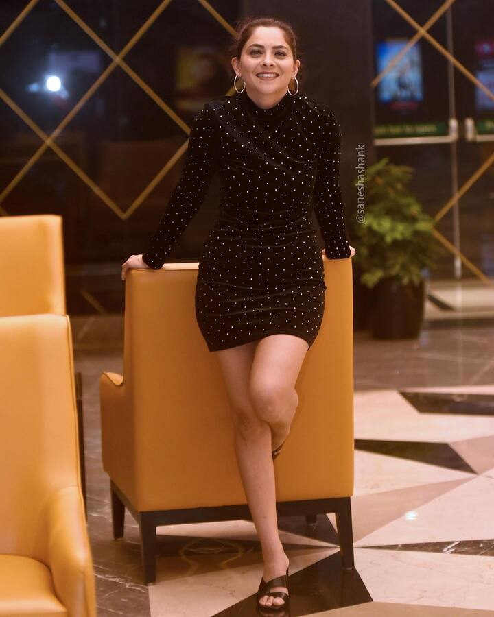 पोलका डॉट्सचा ड्रेस, मोठे इयरिंग्स अशा लूकमधील फोटो सोनालीनं सोशल मीडियावर शेअर केले आहेत. (फोटो सौजन्य: sonalee18588/इन्टाग्राम)