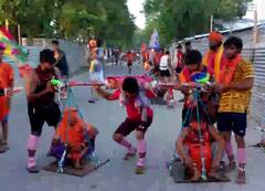 Kanwar Yatra 2022: कांवड़ यात्रा में दिखा कलियुग का श्रवण कुमार, मां-बाप को कंधे पर बिठाकर ला रहा युवक, देखिए तस्वीरें