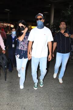 Katrina Kaif Spotted: अपनी गैंग संग मालदीव से जन्मदिन मनाकर लौटीं कटरीना कैफ, एयरपोर्ट पर विकी कौशल का हाथ थामे आईं नज़र